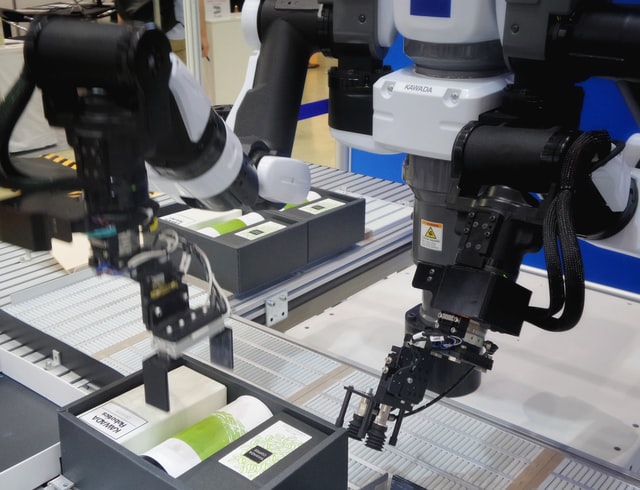 Robot packaging products